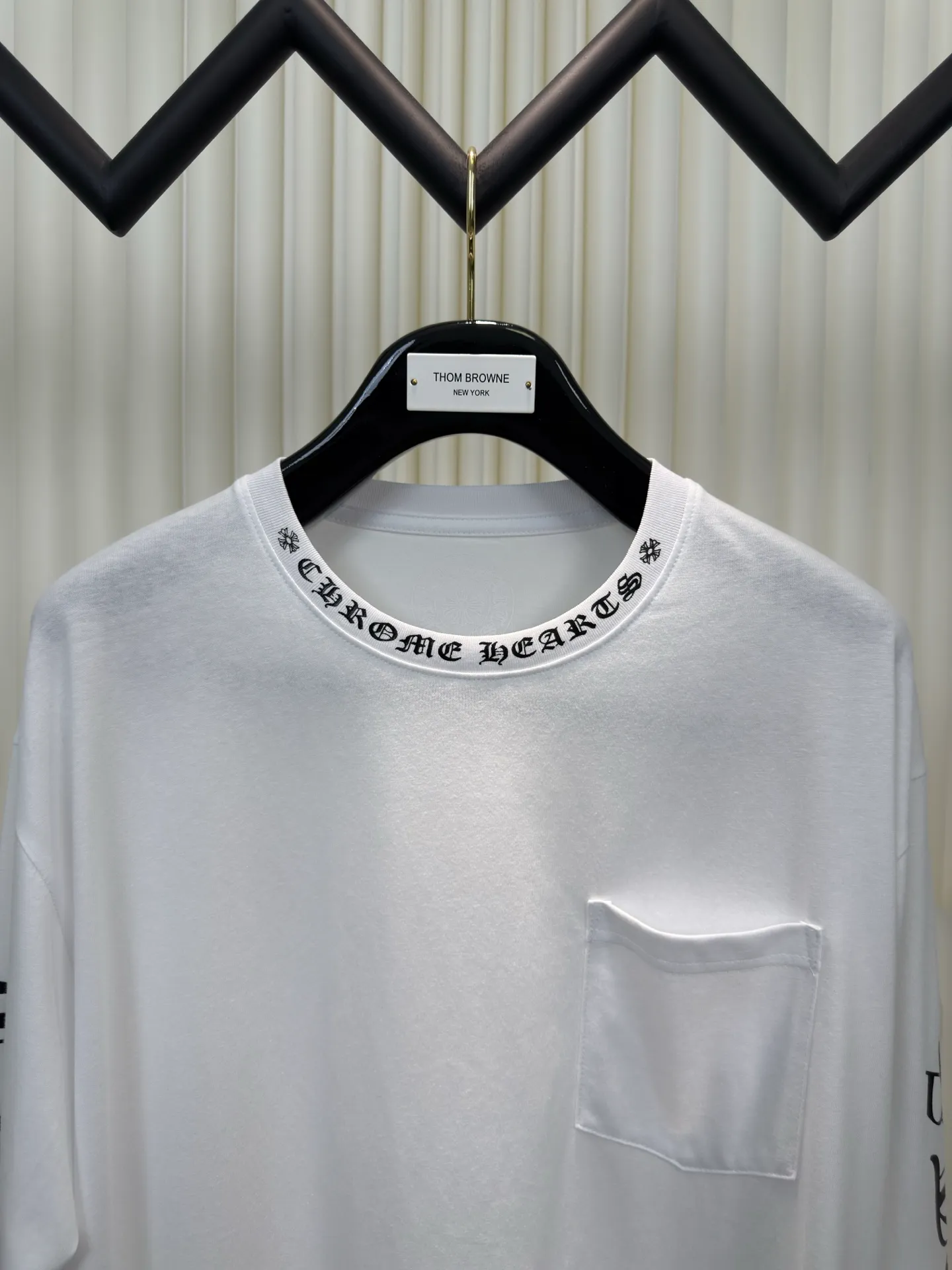 P290 Chrome Hear Sanskrit collar long sleeves. The fabric is made of 26 weave 200 grams cotton. The printing is ink printing. Customized accessories. Size S M L